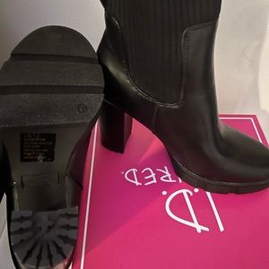 Black heeled bootie size 9 1/2. Never worn stretchy ankle